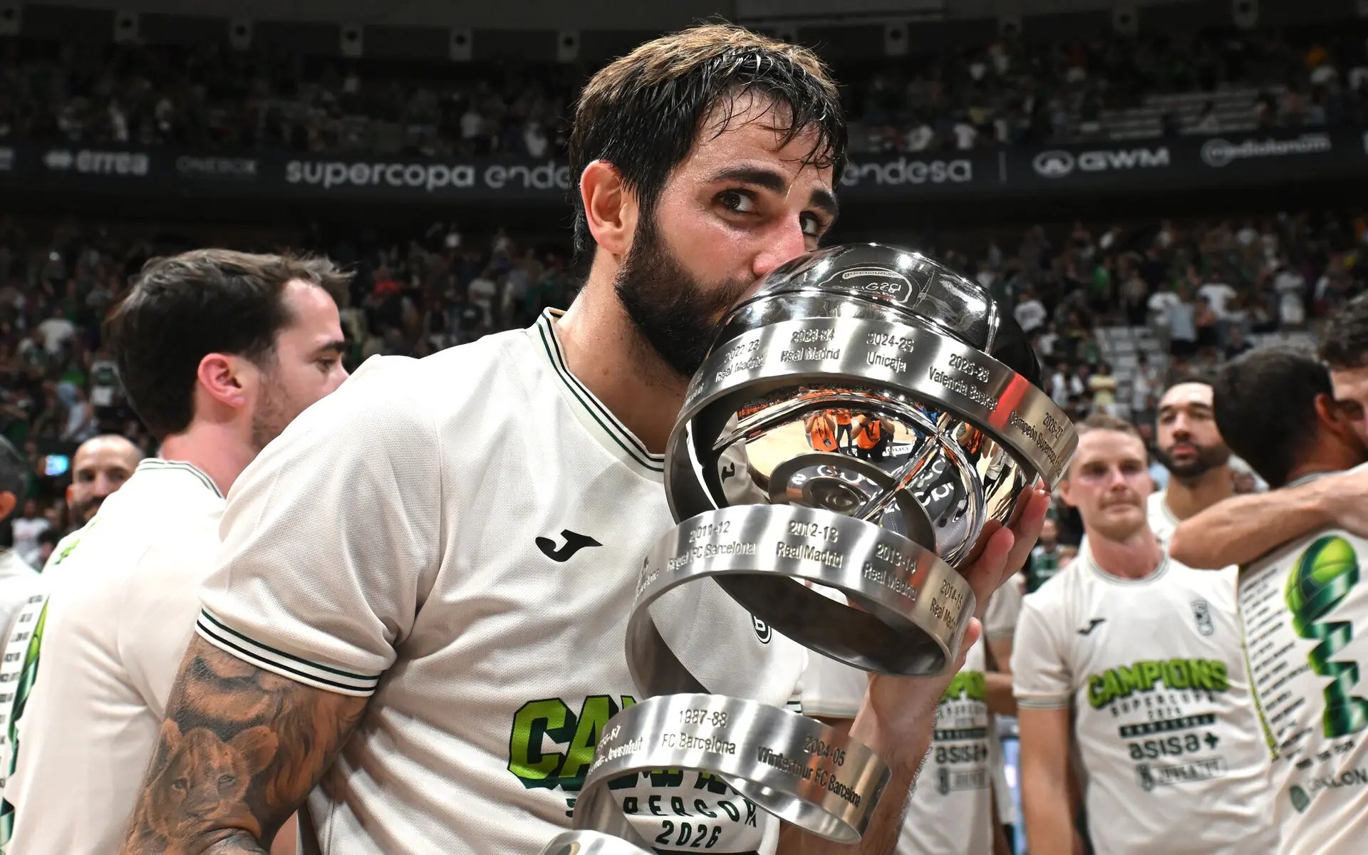 Ricky Rubio besant el trofeu de campions de la Supercopa